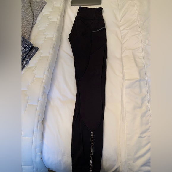 Lululemon leggings with pockets and reflective strips - Picture 3 of 4
